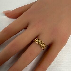 18K Genuine YG Heartbiz Ring